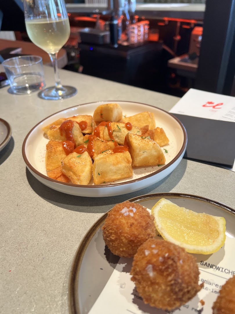 Bar Ilu: appetizing food and drink photo