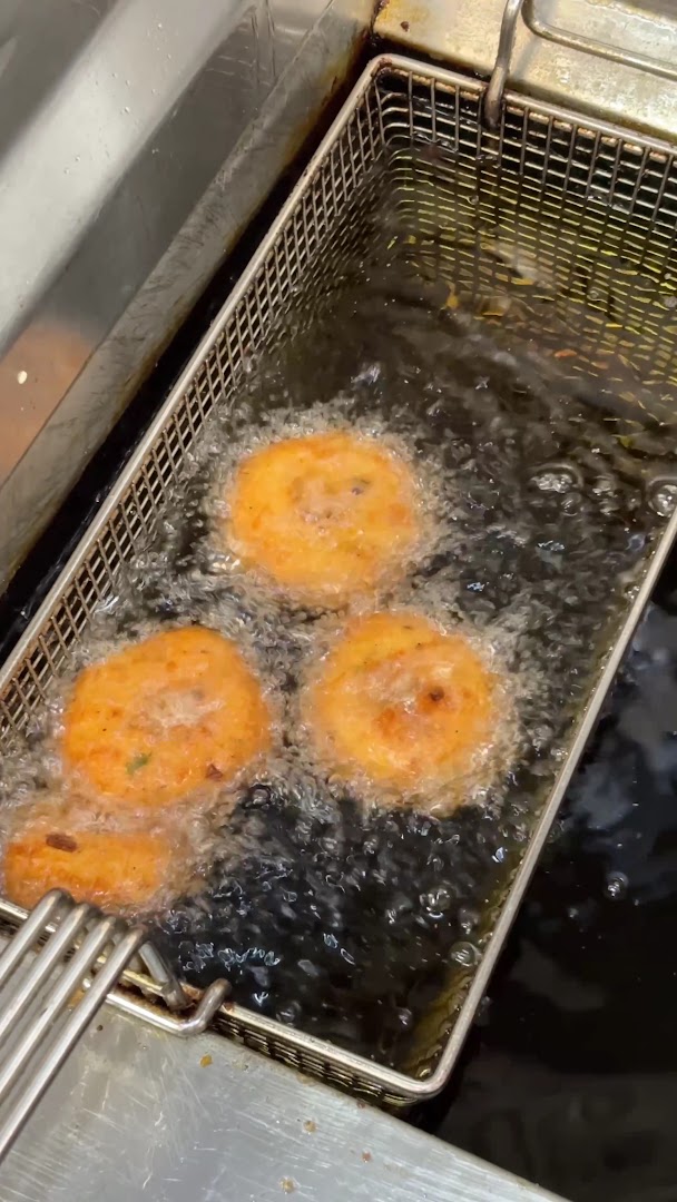Bengaluru Cafe: appetizing food preparation process