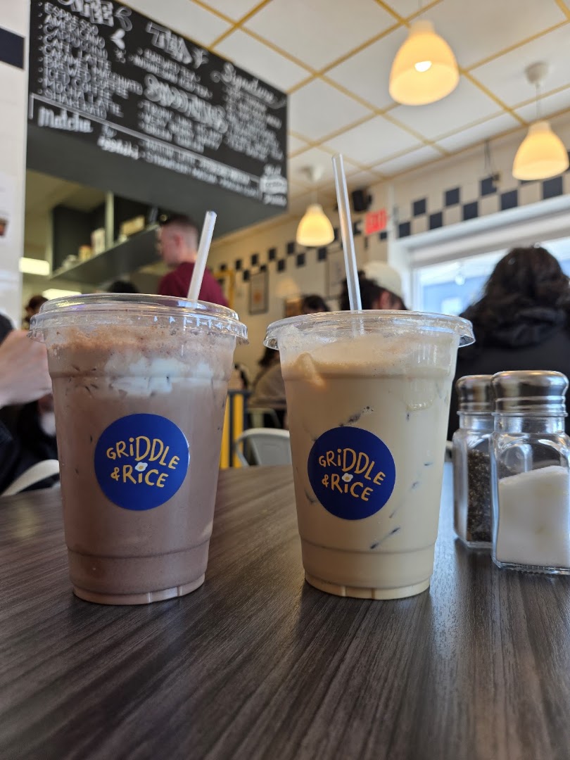 Griddle & Rice: clear photo of branded drinks