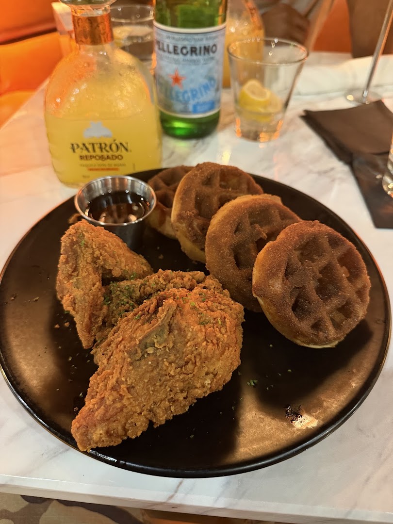 Kitchen & Kocktails: appetizing food and drink presentation
