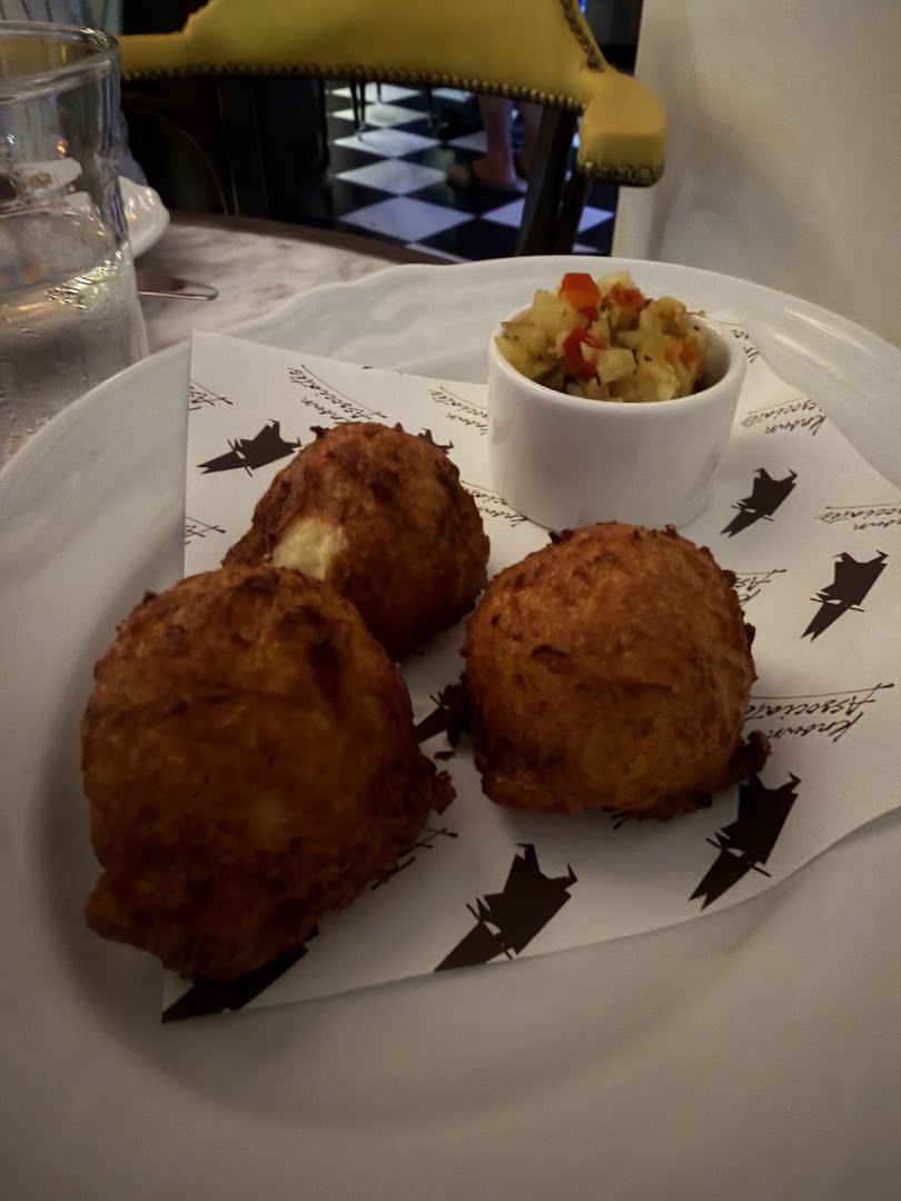 Known Associates: appetizing photo of bar food