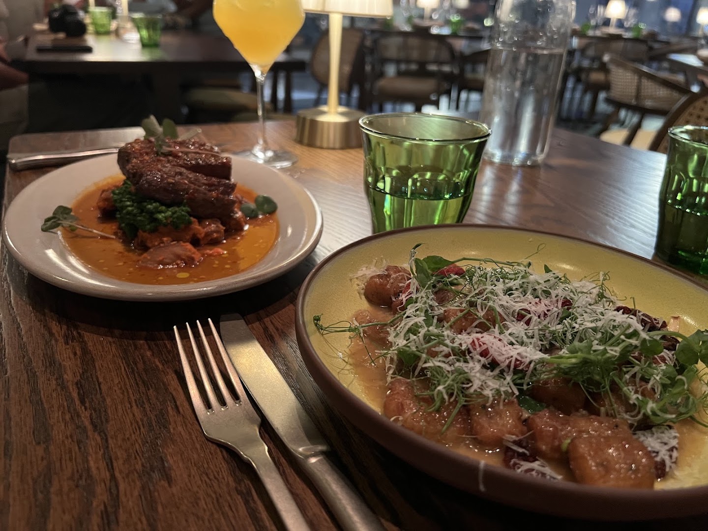 Leo: appetizing food photography in setting