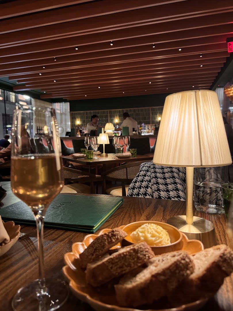 Leo: inviting atmosphere and quality composition