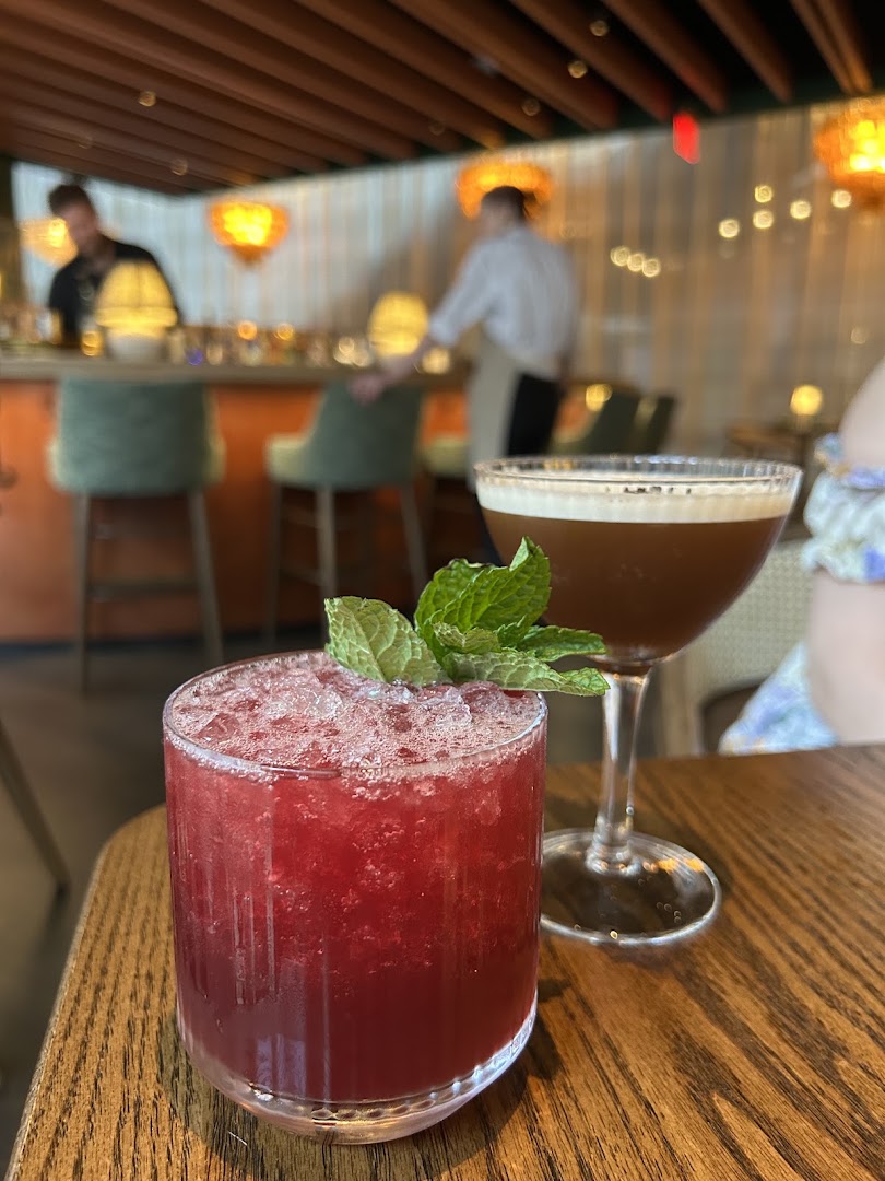 Leo: appealing shot of restaurant drinks