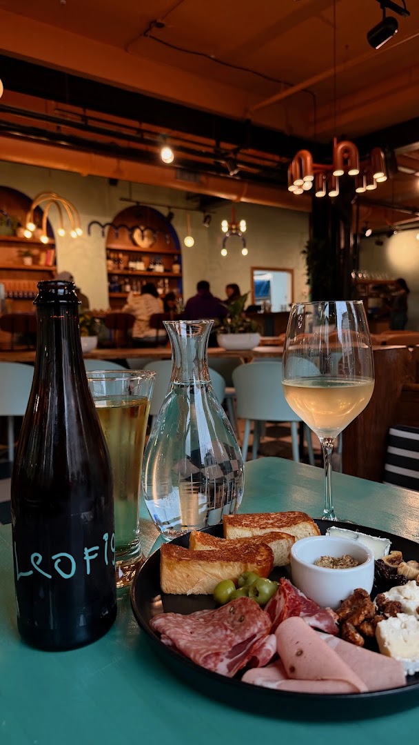 LeoFigs: appetizing food and inviting atmosphere