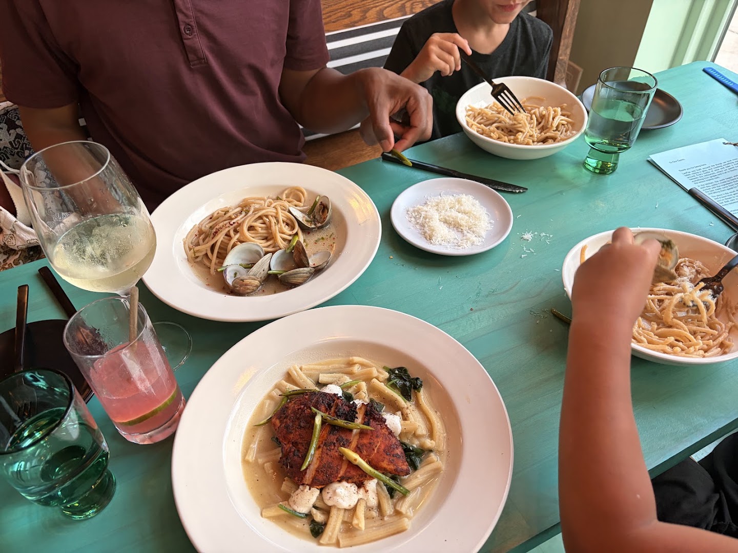 LeoFigs: appetizing food and dining atmosphere