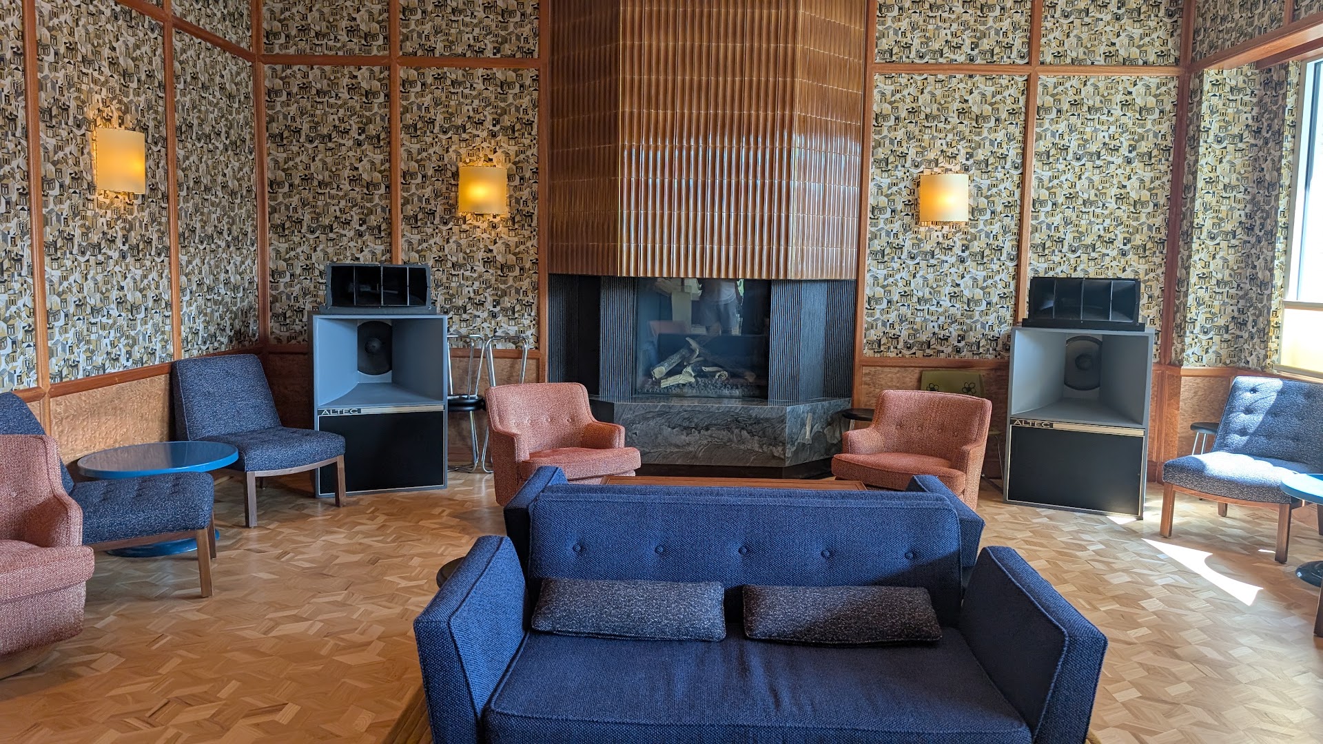 Percy: clear, professional interior atmosphere shot