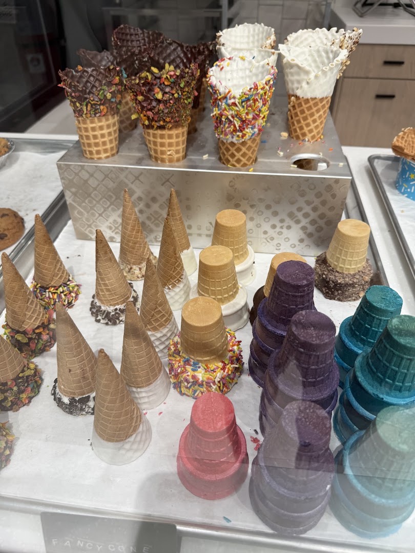 Stella's Ice Cream: appetizing display of ice cream cones