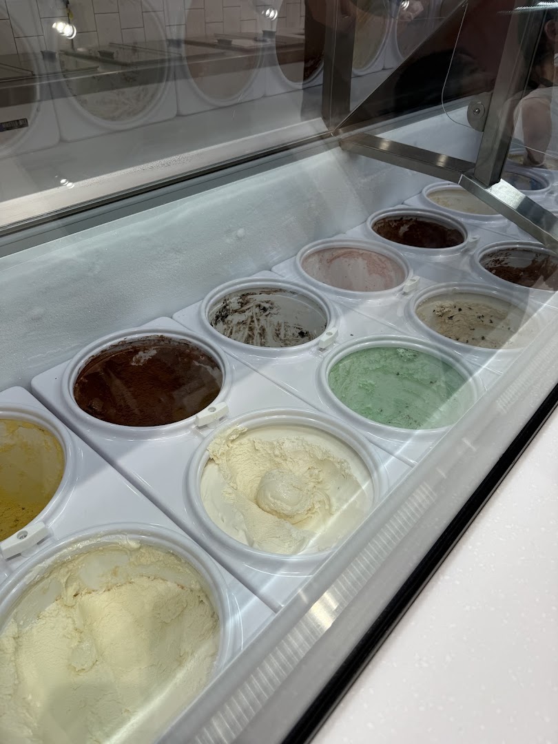 Stella's Ice Cream: clear display of ice cream flavors