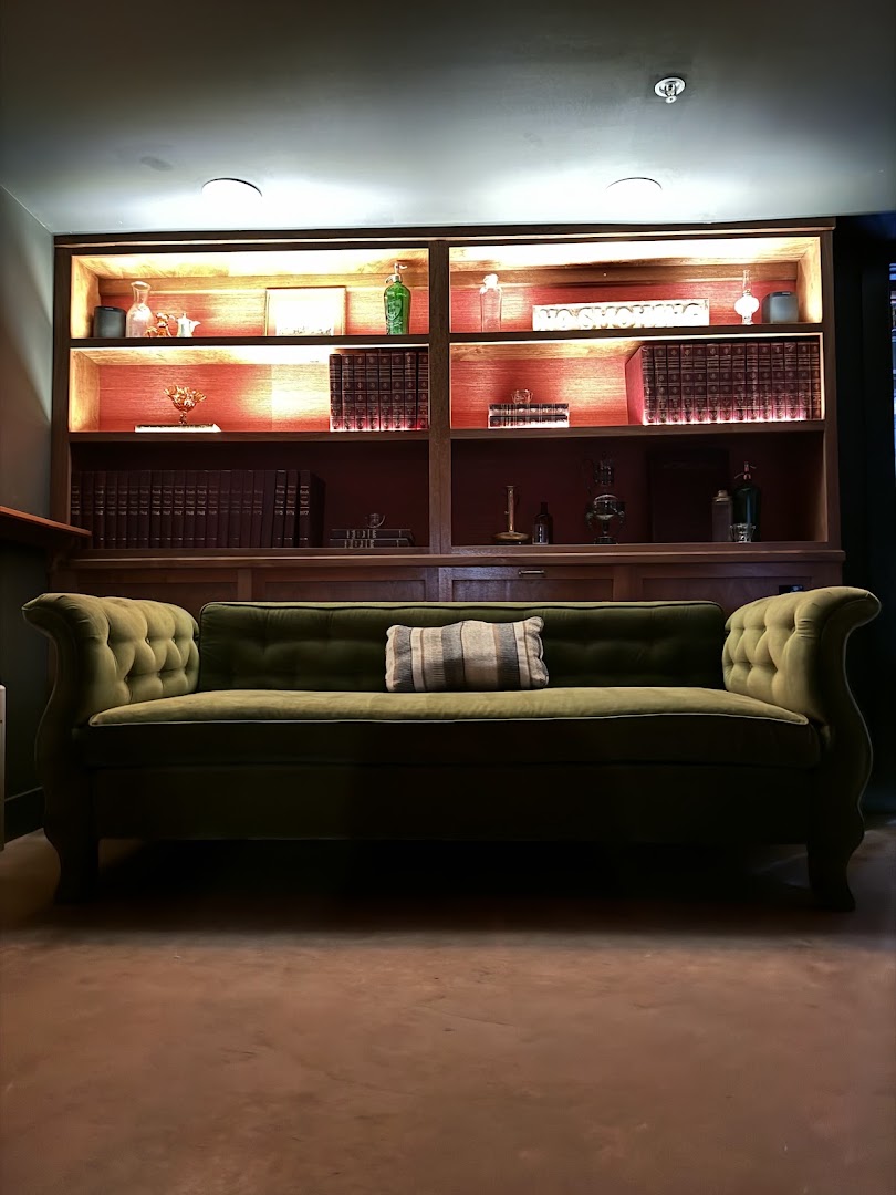 The Gas Lamp Hotel: attractive hotel lobby seating area
