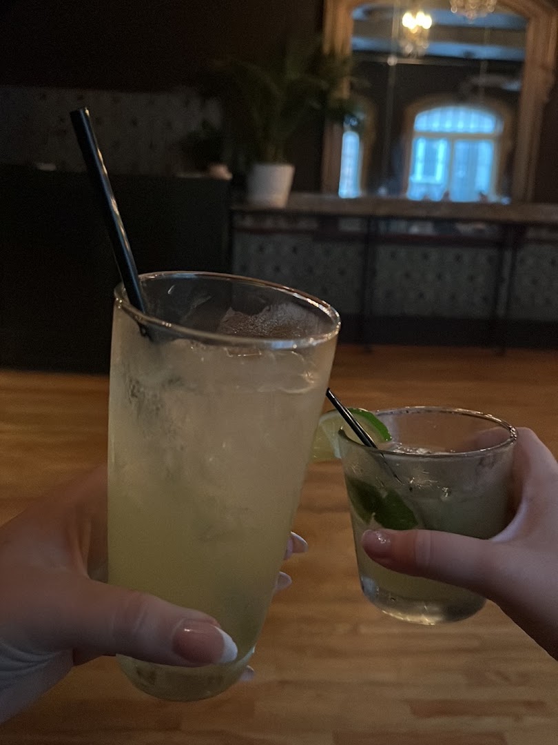 Val’s Lesbian Bar: drinks and venue atmosphere