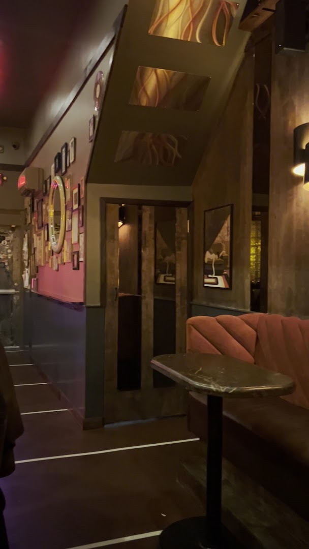 Wine Dive: inviting bar interior atmosphere