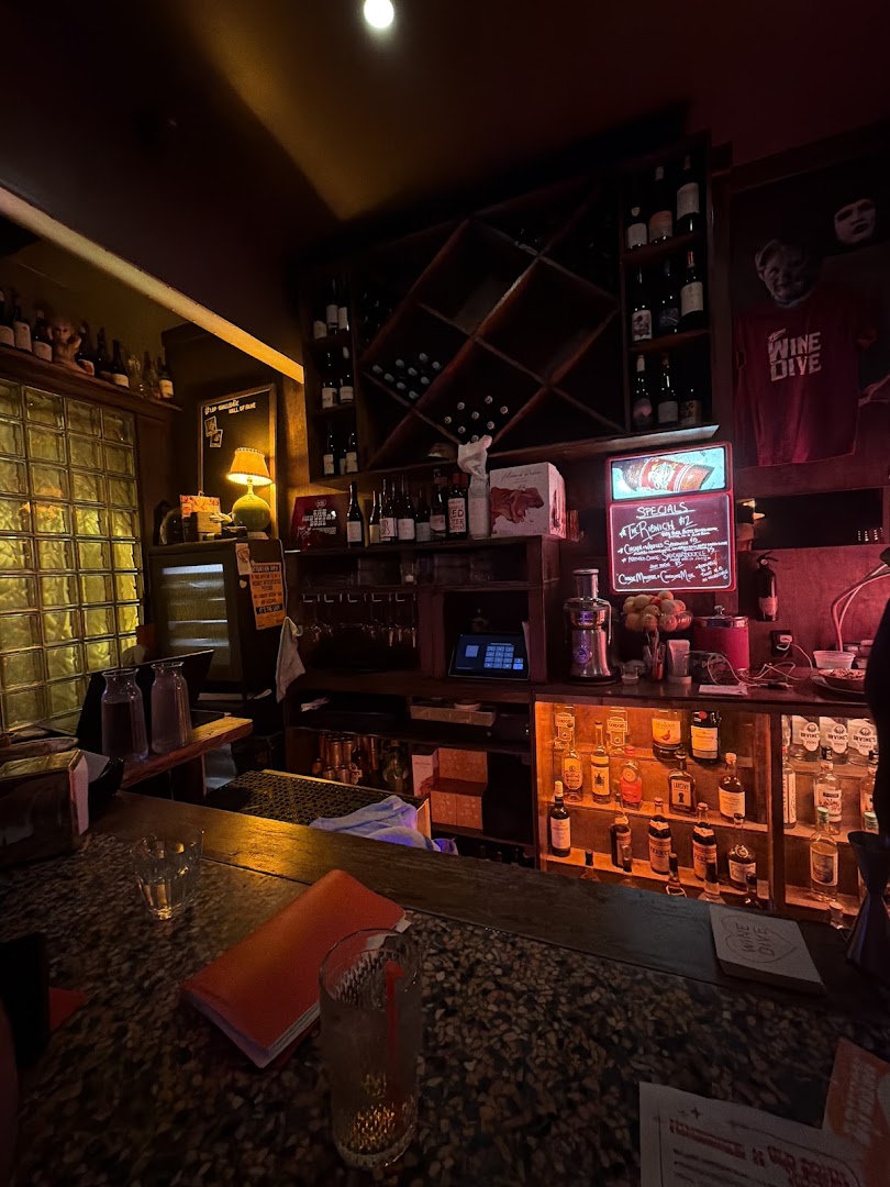 Wine Dive: bar's cozy atmosphere