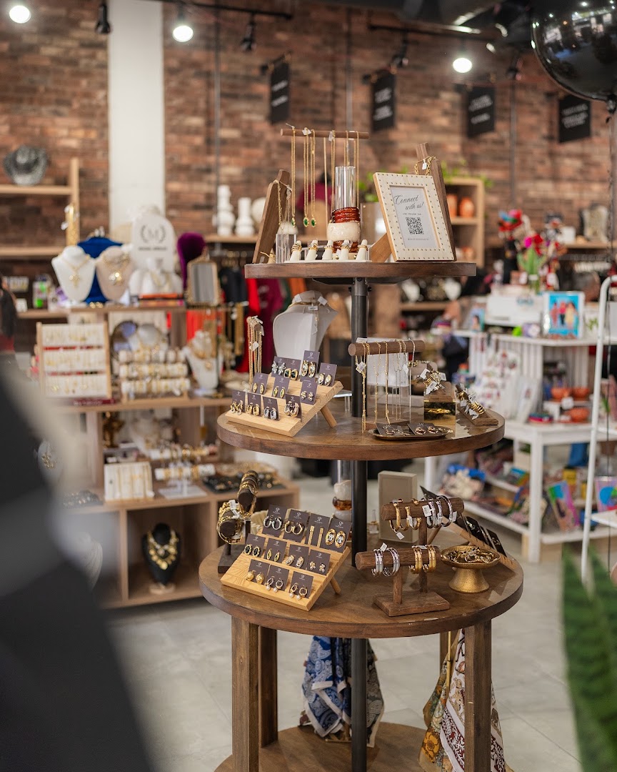 Amor Collective: clear, professional shop product display