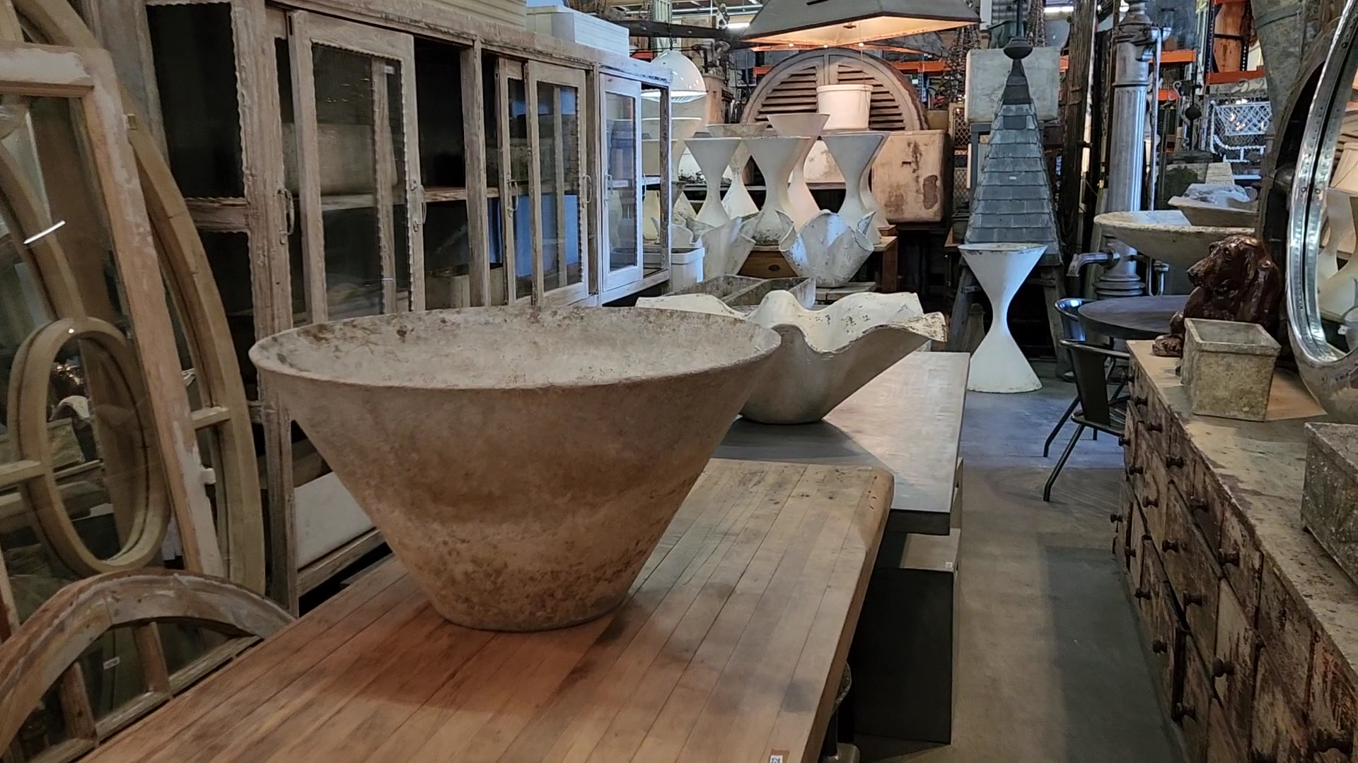Antiquities Warehouse: clear display of shop products