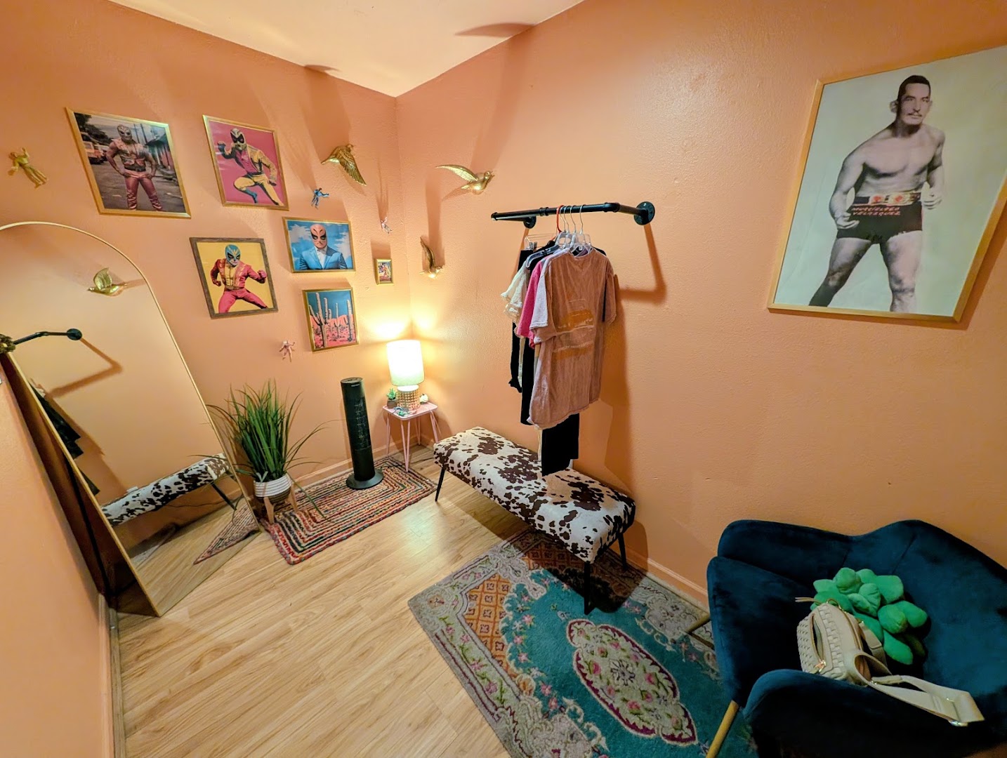 King Pigeon Thrift & Vintage: attractive shop interior display