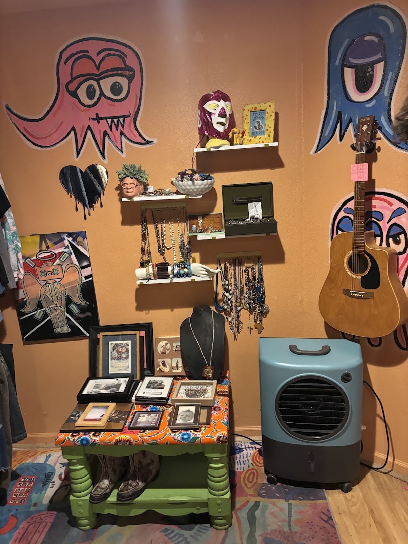 King Pigeon Thrift & Vintage: shop products and atmosphere