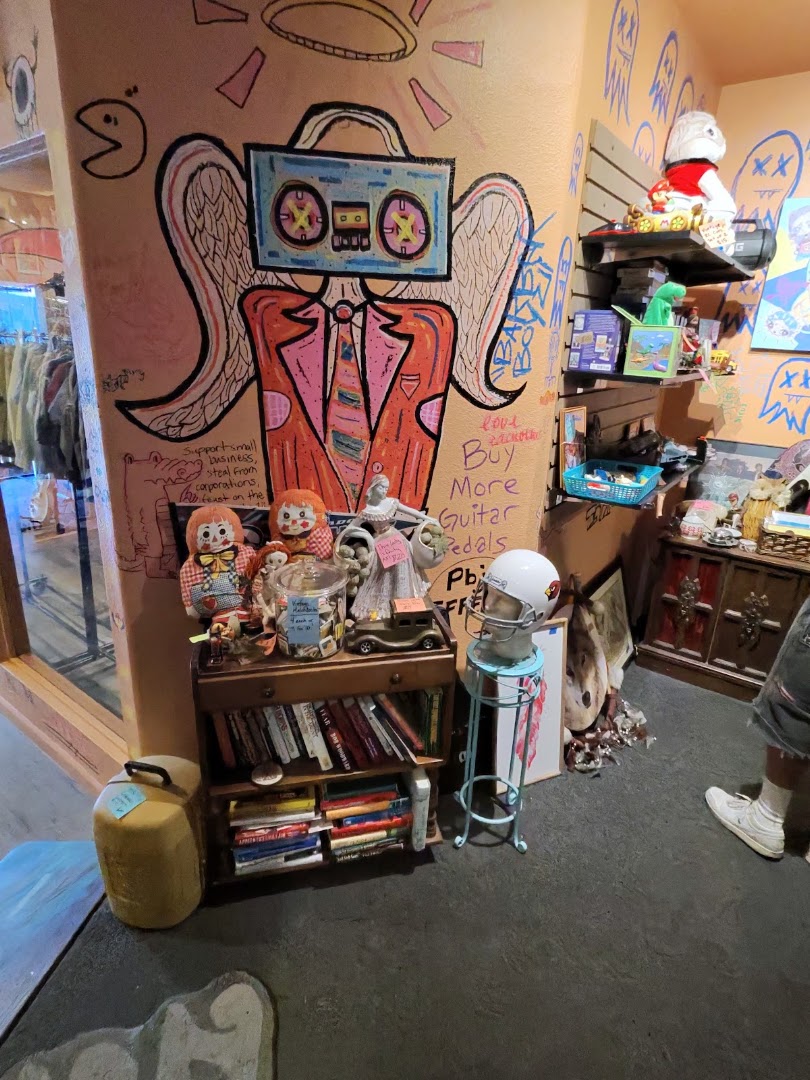 King Pigeon Thrift & Vintage: shop interior and atmosphere