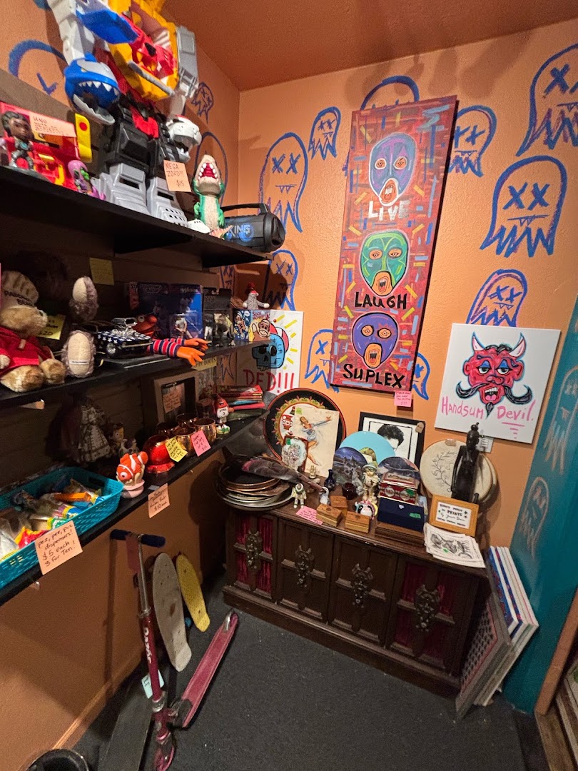 King Pigeon Thrift & Vintage: shop products and atmosphere