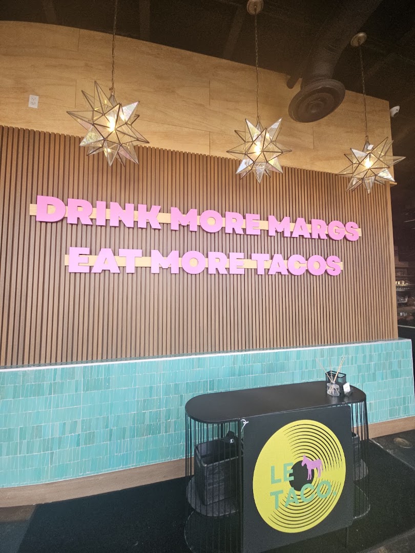 Le Taco: attractive interior and branding