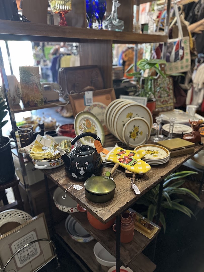 OVERDUE: clear display of shop products