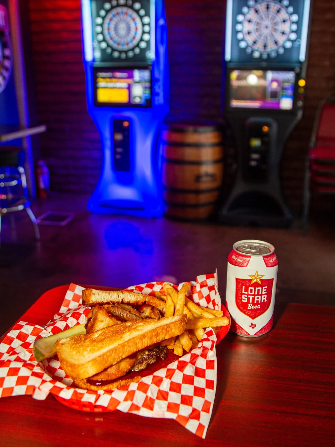 Pinky's: appetizing food and bar atmosphere