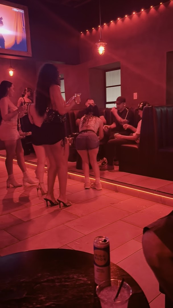 Red Light District Bar & Lounge: venue's lively atmosphere