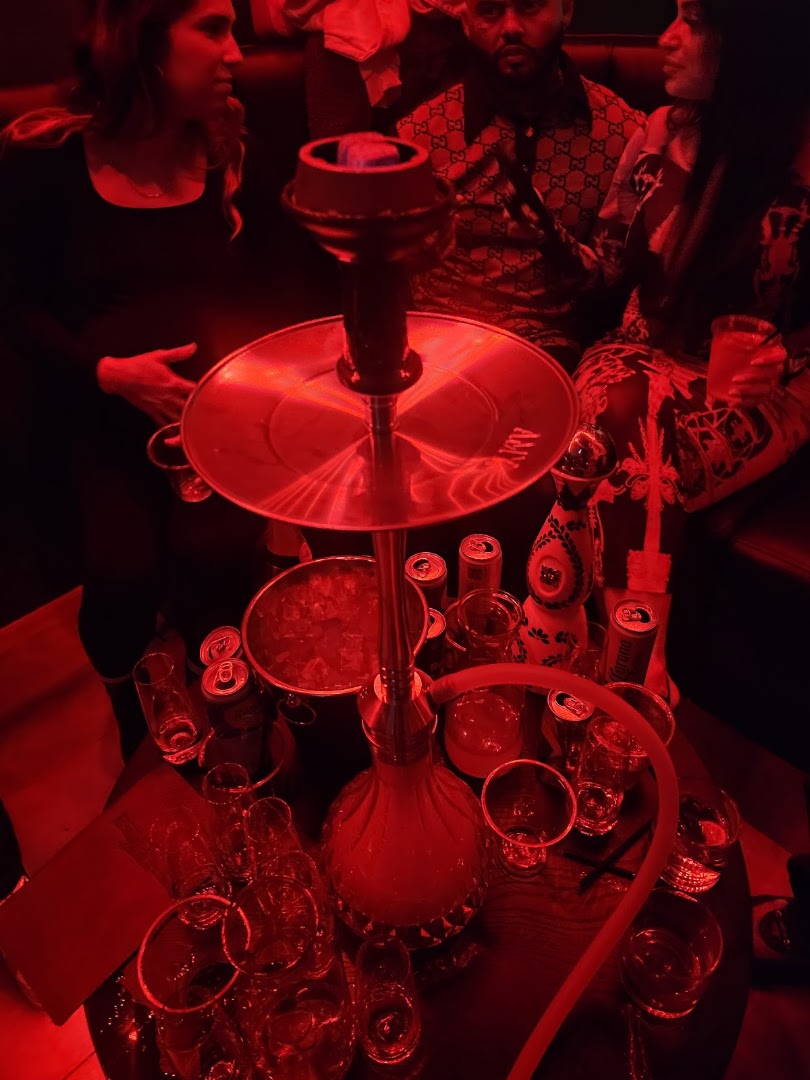 Red Light District Bar & Lounge: authentic bar atmosphere well