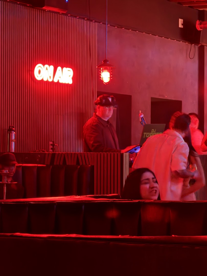Red Light District Bar & Lounge: venue's lively atmosphere