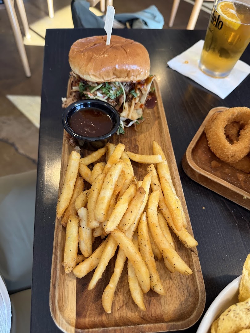 Title 9 Sports Grill: appetizing, high-quality food photography