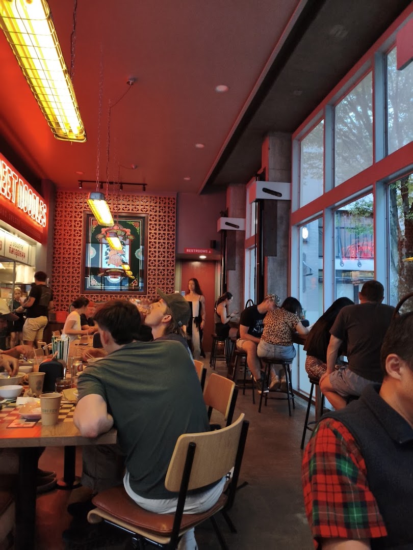 Guay Tiew: vibrant restaurant atmosphere