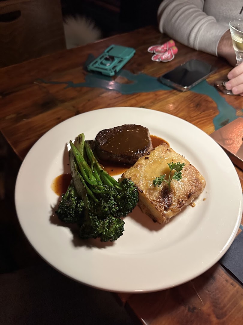 Speakeasy Saloon: appetizing, well-lit food photography