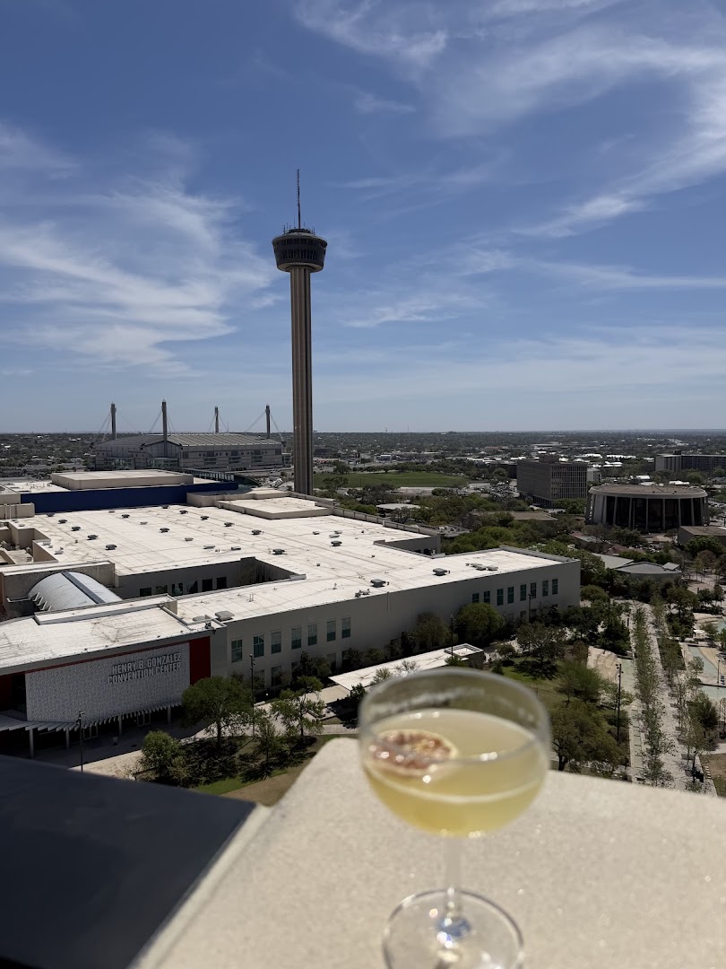 Aleteo: attractive view with signature drink