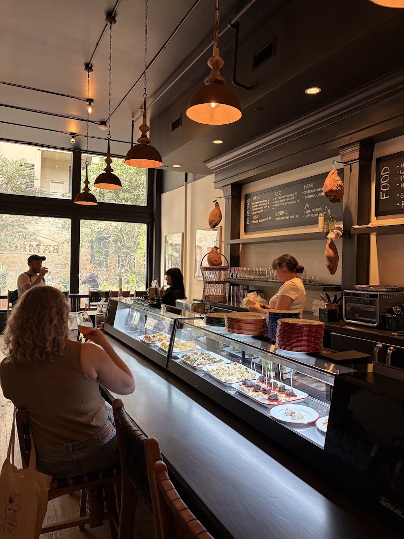 Bar Bamboosh: inviting atmosphere and clear interior