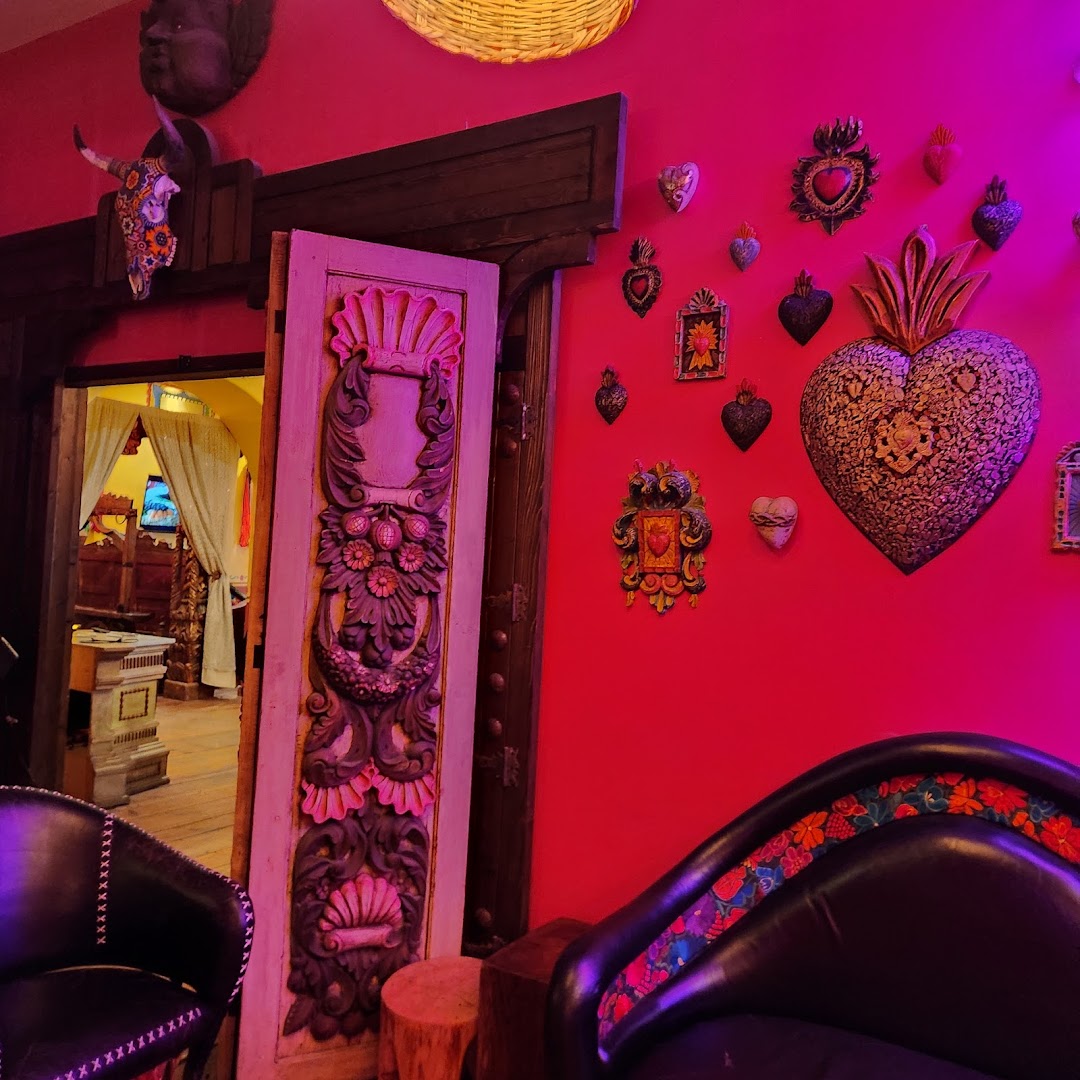 Casa Hernán Alta Cocina: vibrant restaurant interior atmosphere