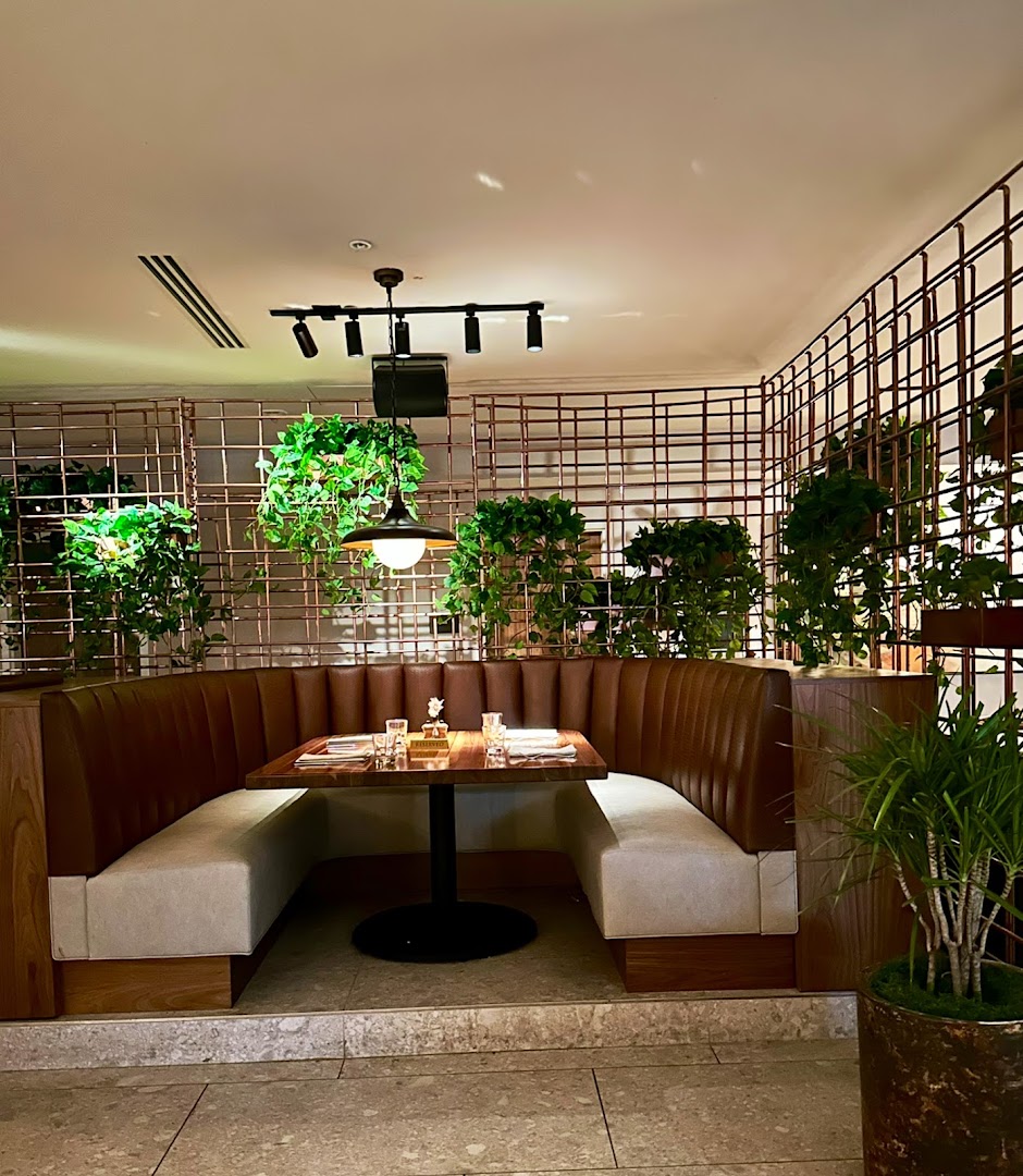 Corinne: attractive, professional interior atmosphere shot