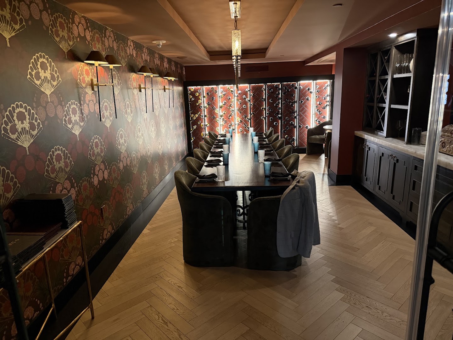 Esencia: attractive, well-lit restaurant interior