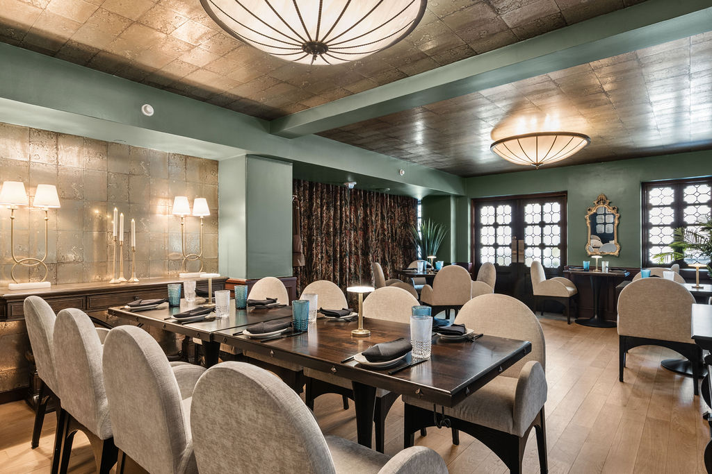 Esencia: professional interior shot of restaurant
