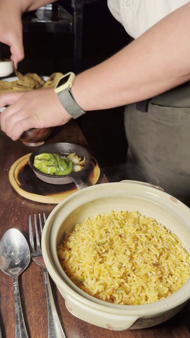 Mezquite: appetizing food and service shot