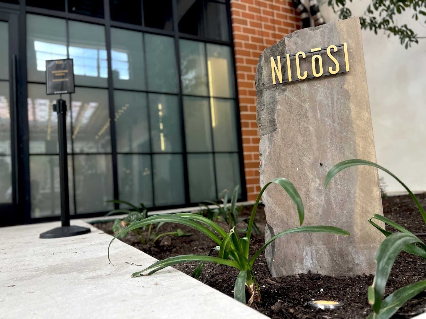 Nicosi: professional exterior signage photo