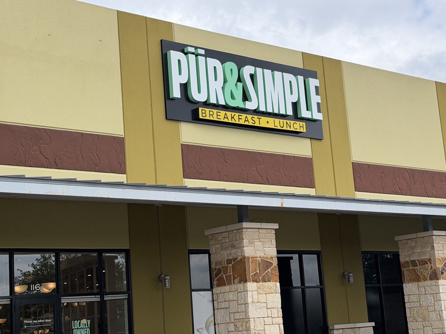 Pür & Simple: clear exterior shot of venue