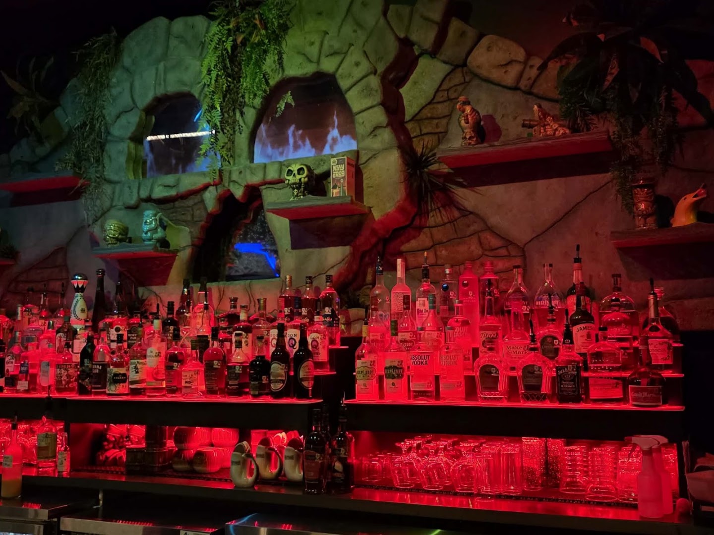 Paradise Unknown: bar atmosphere and decor
