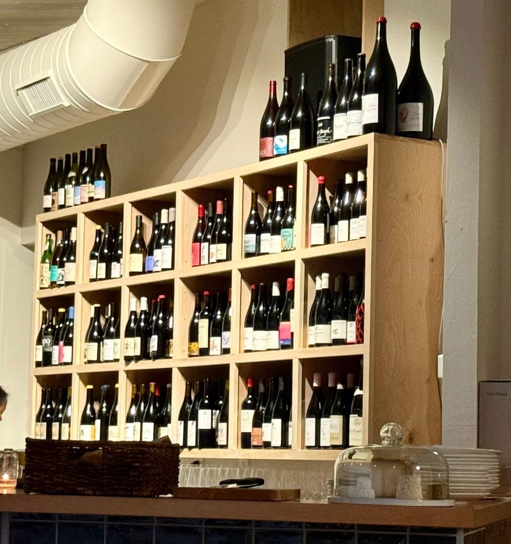 Petit Coquin: clear photo of wine selection