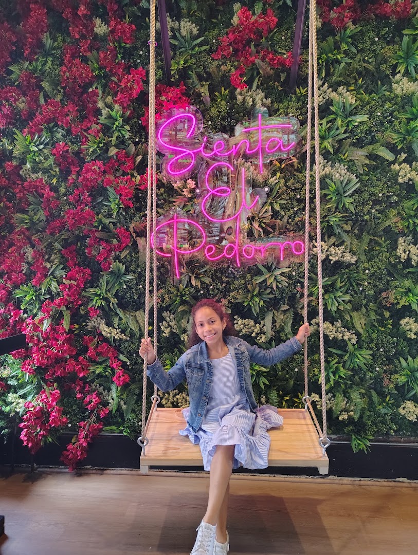 Con Azucar Cafe: venue atmosphere and decor