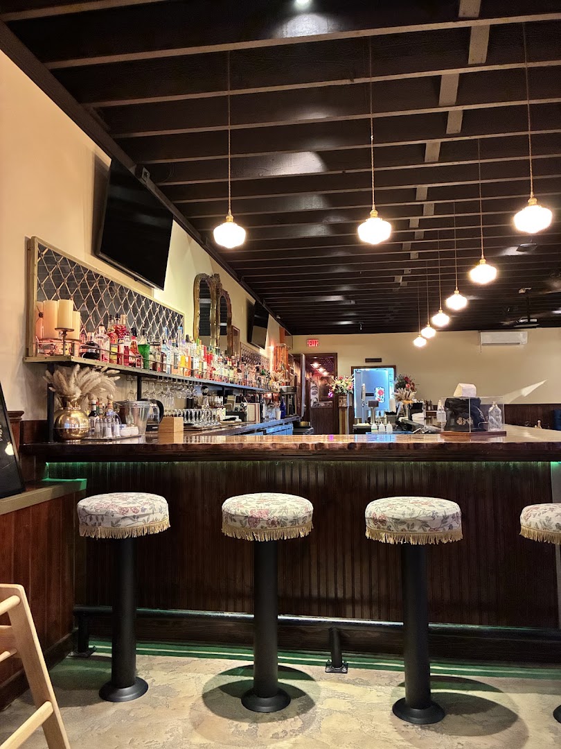 Doc Holliday's: clear, inviting interior bar shot