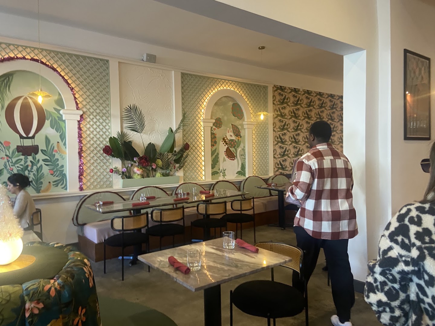 Flora: inviting restaurant interior atmosphere