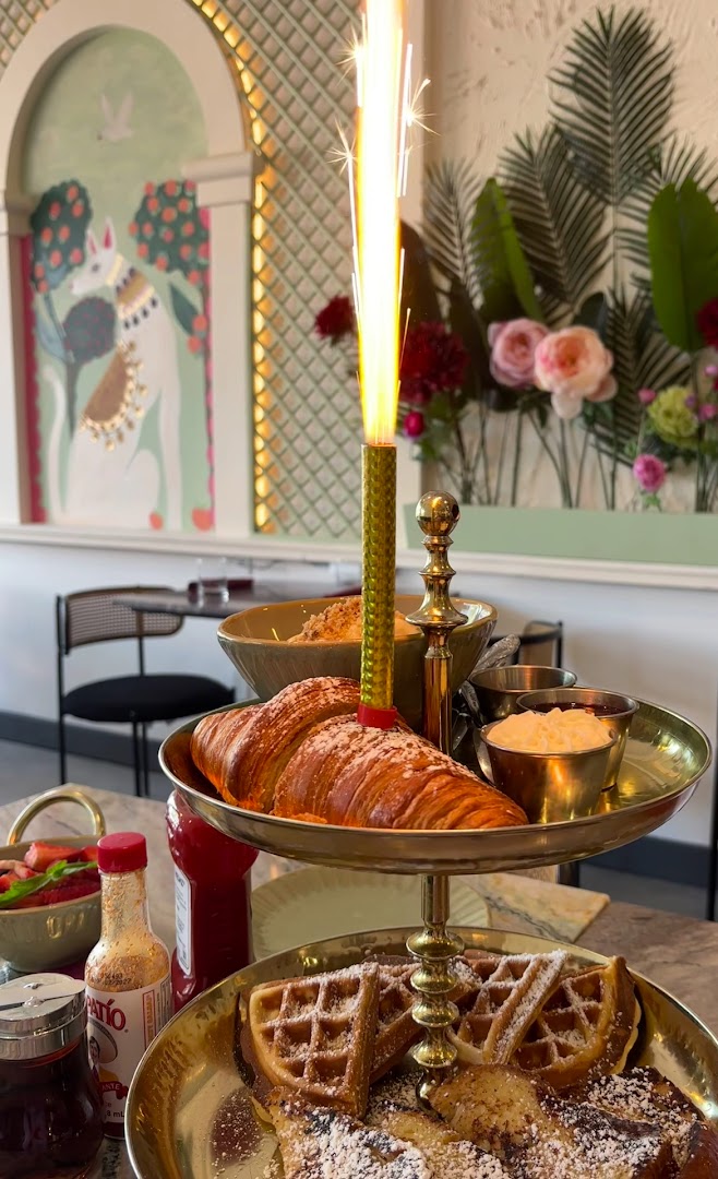 Flora: appealing food presentation and atmosphere