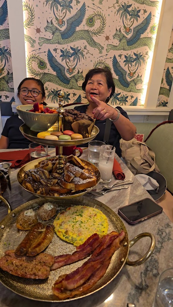 Flora: appealing food and happy customers