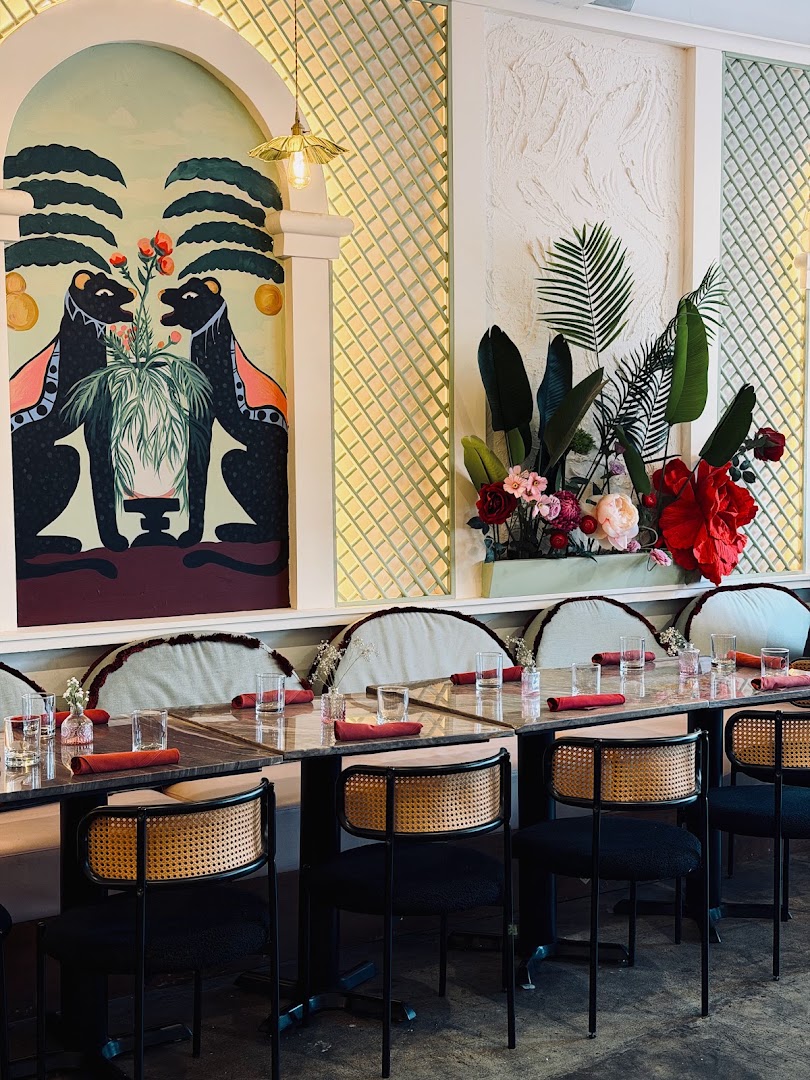 Flora: beautiful interior and inviting atmosphere