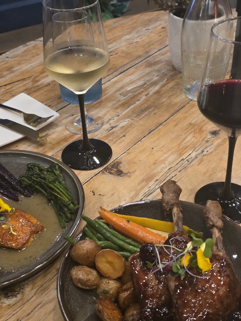 Frenchy's Hideout: appetizing food and drink presentation